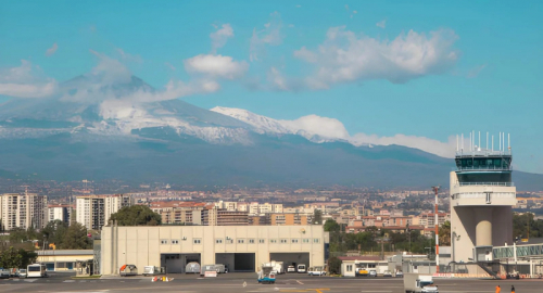 Etna, nube di cenere e voli limitati a Catania: gli aggiornamenti